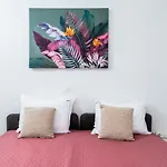 Cozy And Functional Business One-Bedroom Apartment