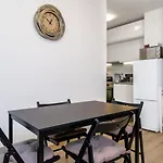 Cozy And Functional Business One-Bedroom Apartment