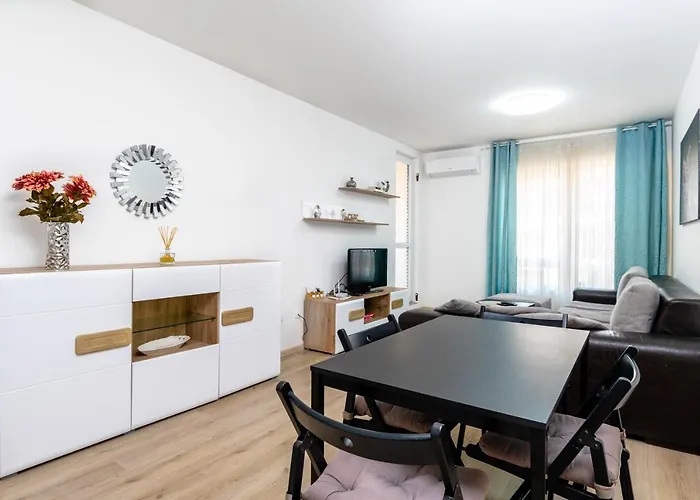 Cozy And Functional Business One-Bedroom Apartment